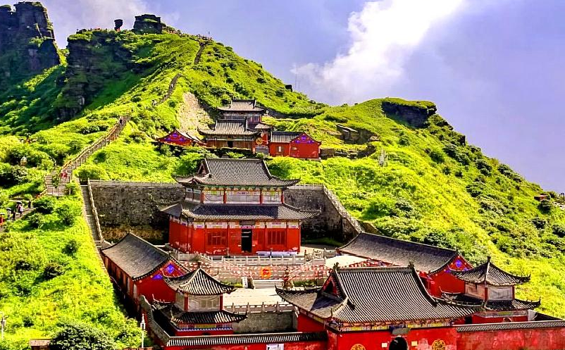 旅游景區(qū)網(wǎng)絡(luò)營(yíng)銷(xiāo)傳播信息的速度非?？?/></p><p>　　因?yàn)榫W(wǎng)絡(luò)傳播信息的速度非常快，所以旅游企業(yè)主要在網(wǎng)絡(luò)上發(fā)布關(guān)于旅游的信息，在一天之內(nèi)，就會(huì)被全世界各地的人們看到并有所了解，而游客也可以很輕松的找到適合自己的旅游線路及旅游產(chǎn)品，最終不斷擴(kuò)大旅游企業(yè)的市場(chǎng)份額。</p><p>　　<span style=